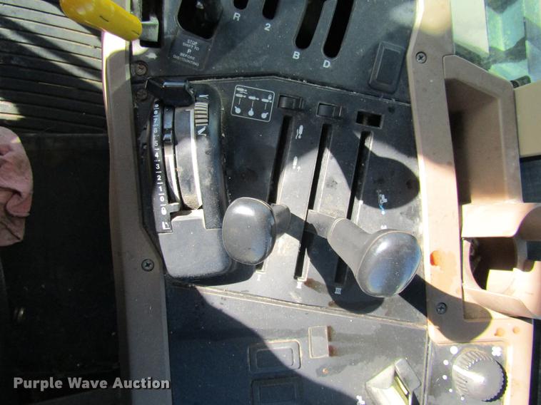 image for item DE4909 2000 John Deere 7210 tractor