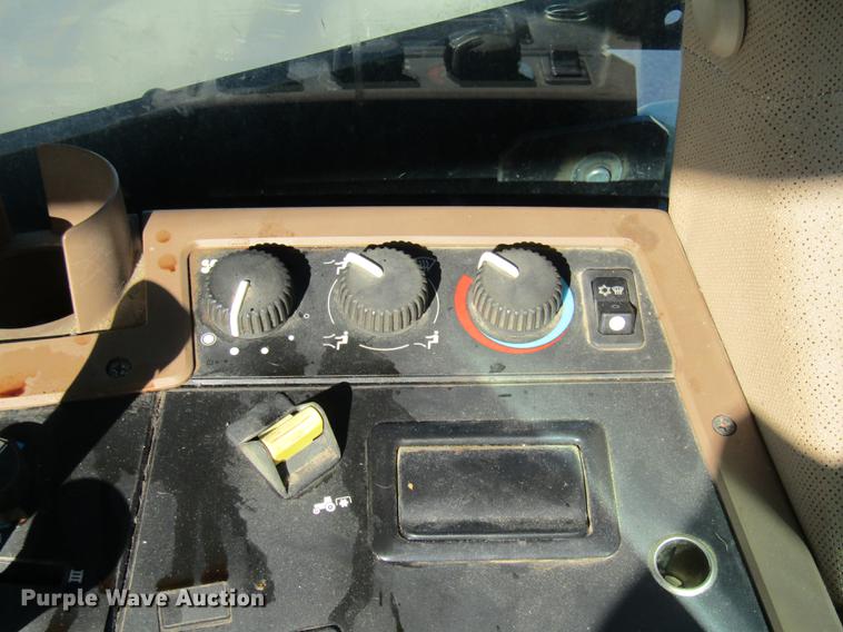 image for item DE4909 2000 John Deere 7210 tractor