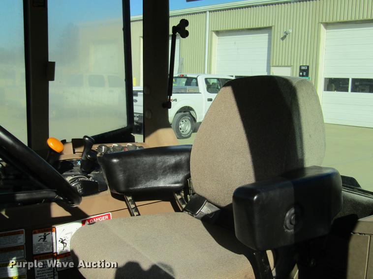 image for item DE4909 2000 John Deere 7210 tractor