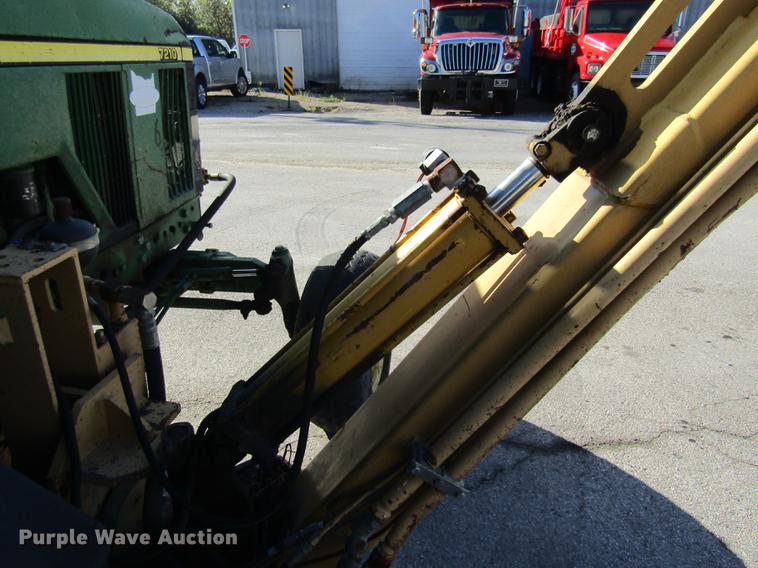 image for item DE4909 2000 John Deere 7210 tractor