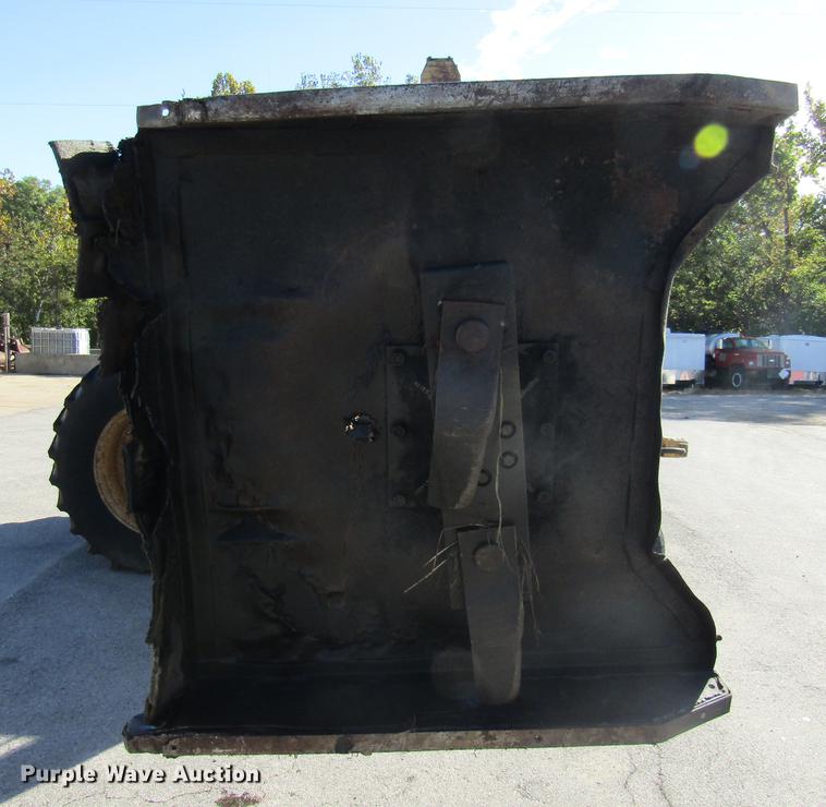 image for item DE4909 2000 John Deere 7210 tractor