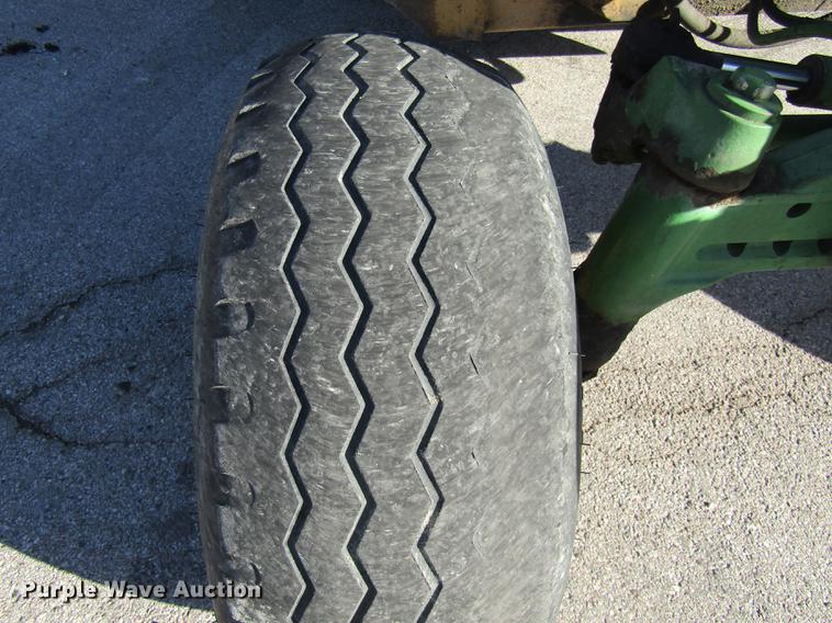 image for item DE4909 2000 John Deere 7210 tractor