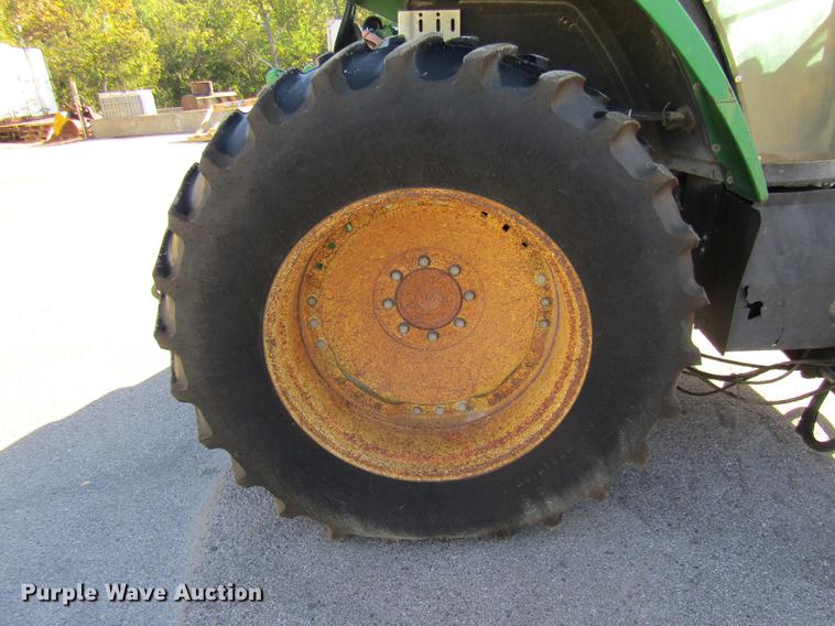 image for item DE4909 2000 John Deere 7210 tractor