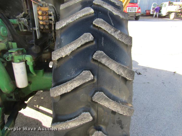 image for item DE4909 2000 John Deere 7210 tractor