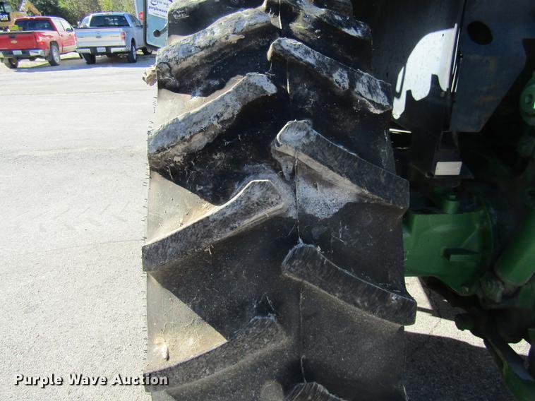 image for item DE4909 2000 John Deere 7210 tractor