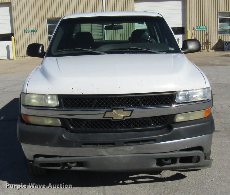 image for item DE4910 2002 Chevrolet Silverado 2500HD Crew Cab pickup truck