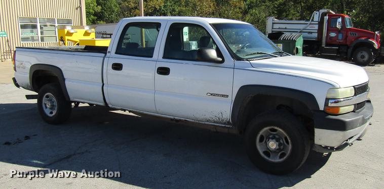 image for item DE4910 2002 Chevrolet Silverado 2500HD Crew Cab pickup truck