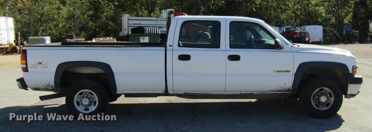 image for item DE4910 2002 Chevrolet Silverado 2500HD Crew Cab pickup truck