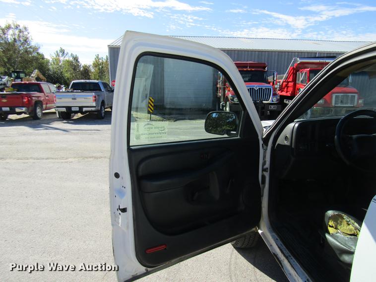 image for item DE4910 2002 Chevrolet Silverado 2500HD Crew Cab pickup truck