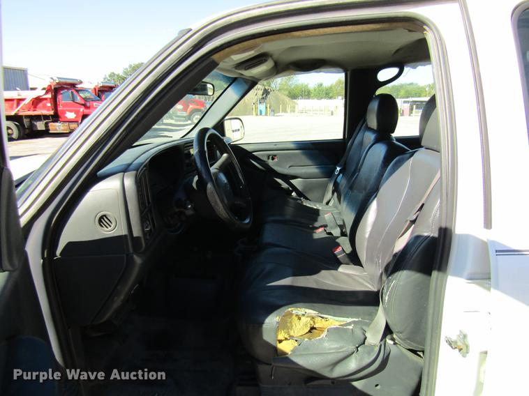 image for item DE4910 2002 Chevrolet Silverado 2500HD Crew Cab pickup truck