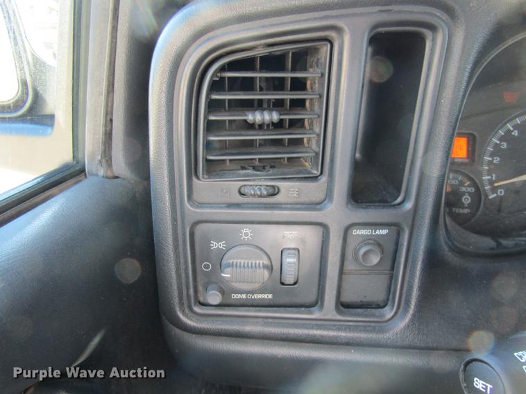 image for item DE4910 2002 Chevrolet Silverado 2500HD Crew Cab pickup truck