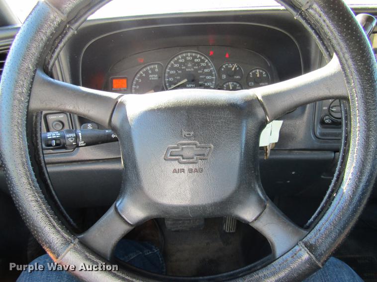 image for item DE4910 2002 Chevrolet Silverado 2500HD Crew Cab pickup truck