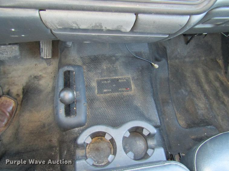 image for item DE4910 2002 Chevrolet Silverado 2500HD Crew Cab pickup truck