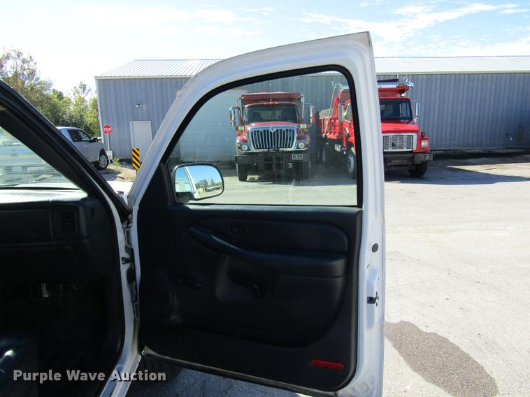 image for item DE4910 2002 Chevrolet Silverado 2500HD Crew Cab pickup truck