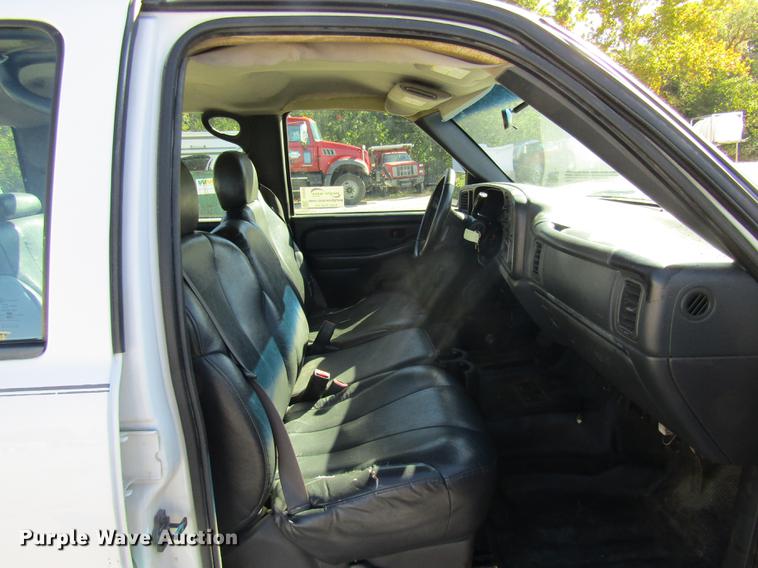 image for item DE4910 2002 Chevrolet Silverado 2500HD Crew Cab pickup truck