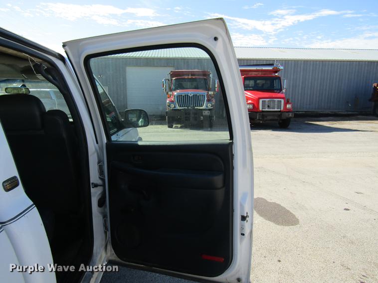 image for item DE4910 2002 Chevrolet Silverado 2500HD Crew Cab pickup truck