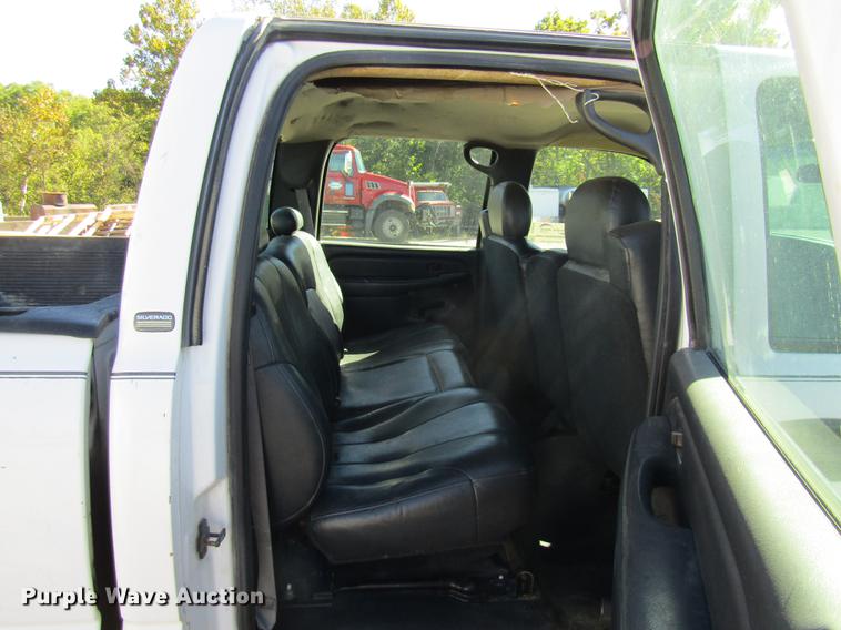 image for item DE4910 2002 Chevrolet Silverado 2500HD Crew Cab pickup truck