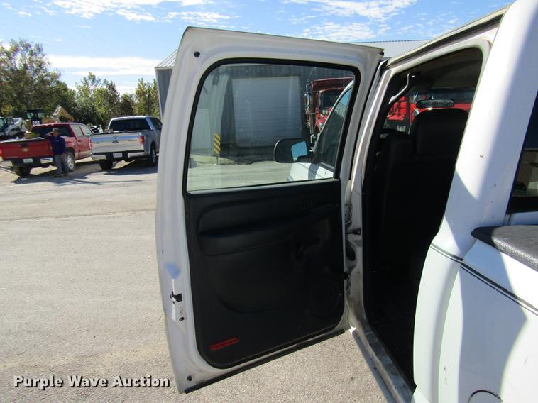 image for item DE4910 2002 Chevrolet Silverado 2500HD Crew Cab pickup truck