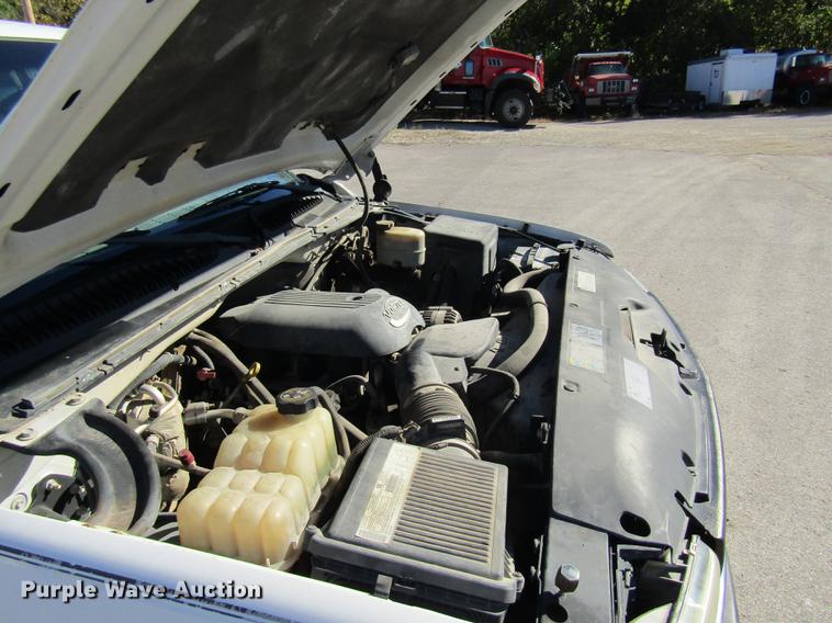 image for item DE4910 2002 Chevrolet Silverado 2500HD Crew Cab pickup truck