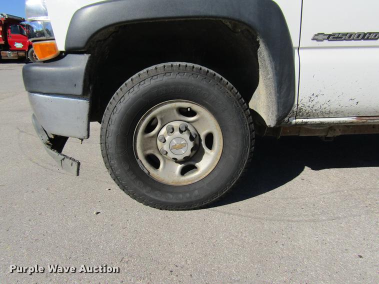 image for item DE4910 2002 Chevrolet Silverado 2500HD Crew Cab pickup truck