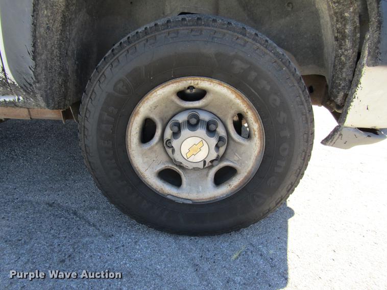 image for item DE4910 2002 Chevrolet Silverado 2500HD Crew Cab pickup truck