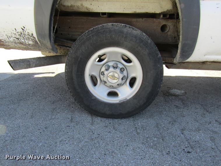 image for item DE4910 2002 Chevrolet Silverado 2500HD Crew Cab pickup truck