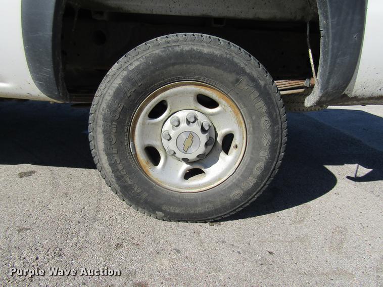 image for item DE4910 2002 Chevrolet Silverado 2500HD Crew Cab pickup truck