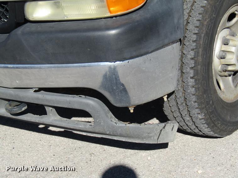 image for item DE4910 2002 Chevrolet Silverado 2500HD Crew Cab pickup truck