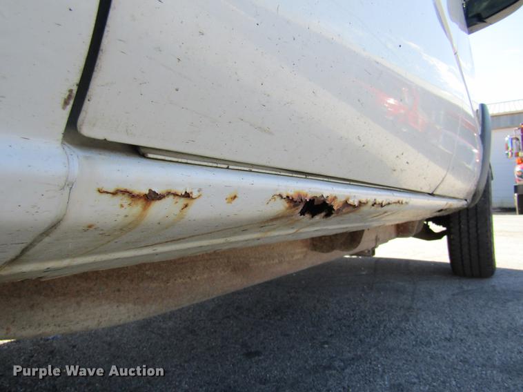 image for item DE4910 2002 Chevrolet Silverado 2500HD Crew Cab pickup truck