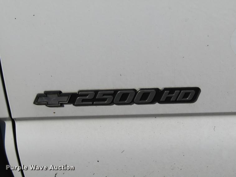 image for item DE4910 2002 Chevrolet Silverado 2500HD Crew Cab pickup truck