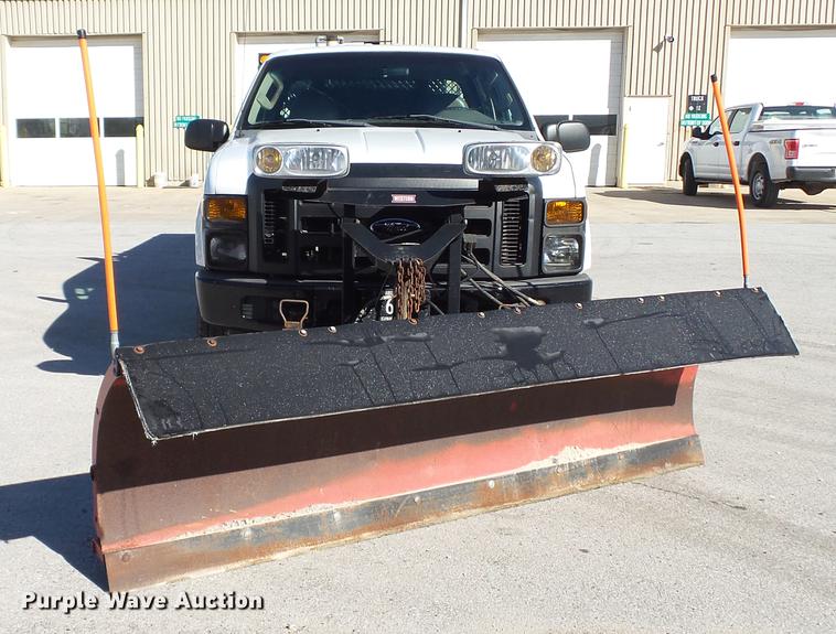 image for item DE4913 2008 Ford F250 Super Duty XL flatbed Crew Cab pickup truck