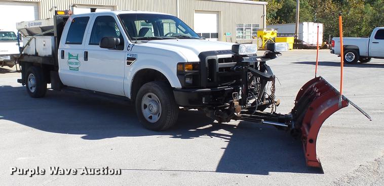 image for item DE4913 2008 Ford F250 Super Duty XL flatbed Crew Cab pickup truck