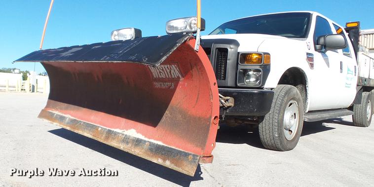 image for item DE4913 2008 Ford F250 Super Duty XL flatbed Crew Cab pickup truck