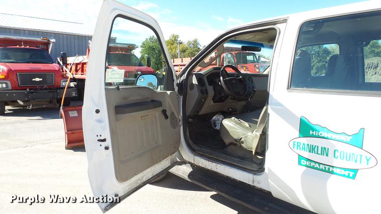 image for item DE4913 2008 Ford F250 Super Duty XL flatbed Crew Cab pickup truck