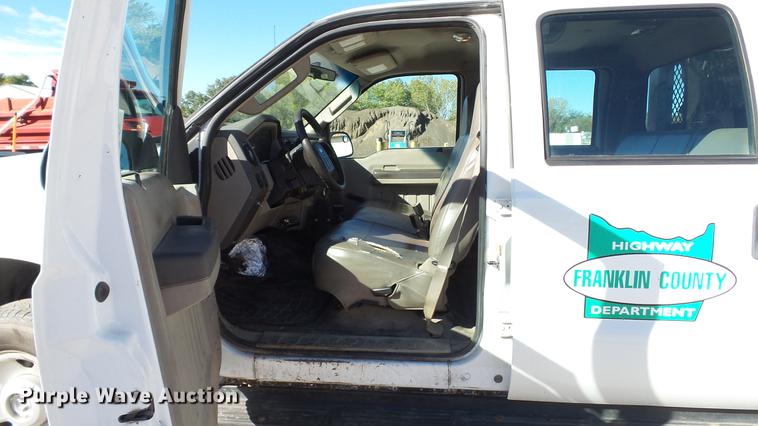 image for item DE4913 2008 Ford F250 Super Duty XL flatbed Crew Cab pickup truck