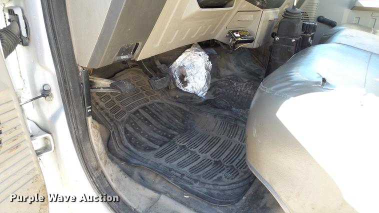 image for item DE4913 2008 Ford F250 Super Duty XL flatbed Crew Cab pickup truck