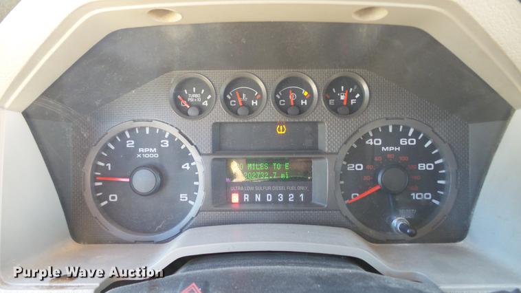 image for item DE4913 2008 Ford F250 Super Duty XL flatbed Crew Cab pickup truck