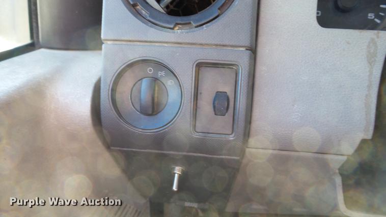 image for item DE4913 2008 Ford F250 Super Duty XL flatbed Crew Cab pickup truck