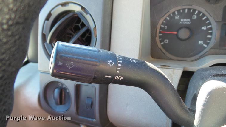 image for item DE4913 2008 Ford F250 Super Duty XL flatbed Crew Cab pickup truck