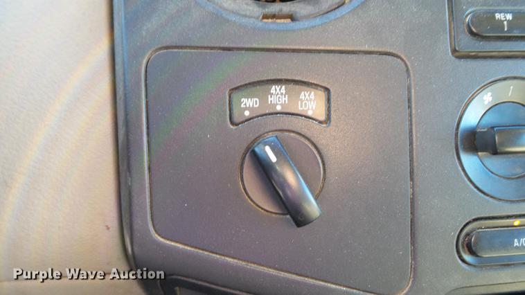 image for item DE4913 2008 Ford F250 Super Duty XL flatbed Crew Cab pickup truck