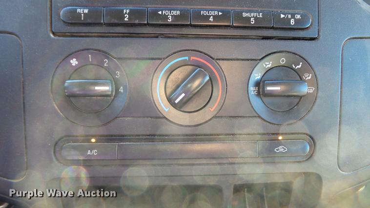 image for item DE4913 2008 Ford F250 Super Duty XL flatbed Crew Cab pickup truck