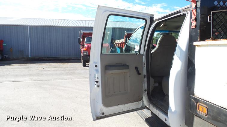 image for item DE4913 2008 Ford F250 Super Duty XL flatbed Crew Cab pickup truck