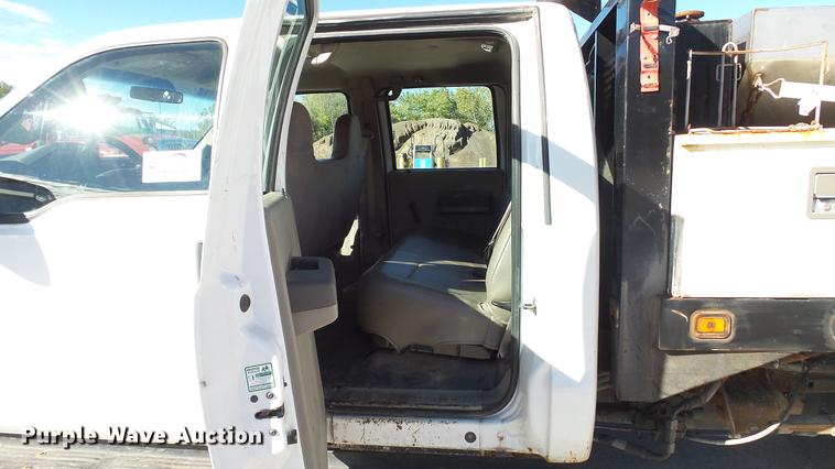 image for item DE4913 2008 Ford F250 Super Duty XL flatbed Crew Cab pickup truck