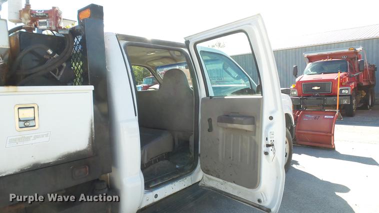 image for item DE4913 2008 Ford F250 Super Duty XL flatbed Crew Cab pickup truck