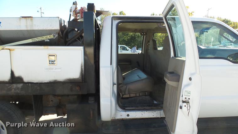 image for item DE4913 2008 Ford F250 Super Duty XL flatbed Crew Cab pickup truck