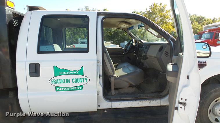 image for item DE4913 2008 Ford F250 Super Duty XL flatbed Crew Cab pickup truck