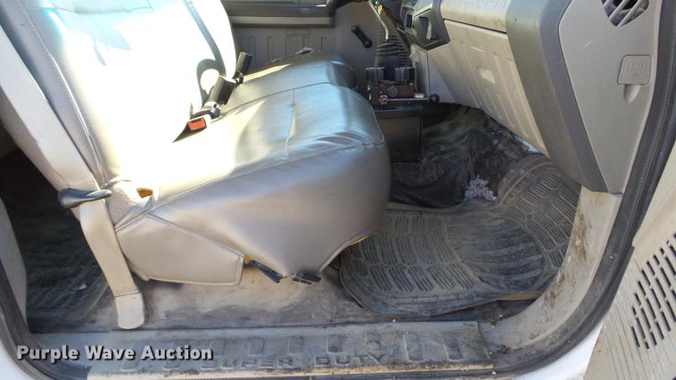 image for item DE4913 2008 Ford F250 Super Duty XL flatbed Crew Cab pickup truck