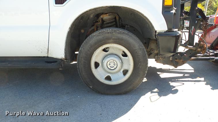 image for item DE4913 2008 Ford F250 Super Duty XL flatbed Crew Cab pickup truck