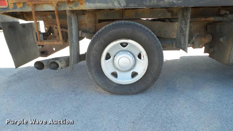 image for item DE4913 2008 Ford F250 Super Duty XL flatbed Crew Cab pickup truck