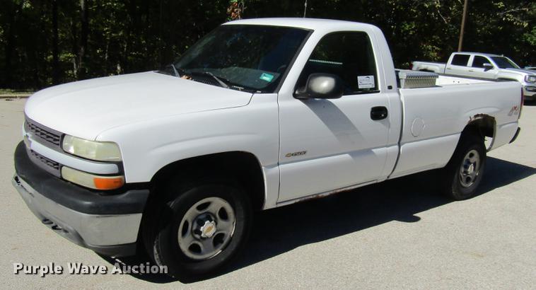 image for item DE4915 2001 Chevrolet Silverado 1500 pickup truck
